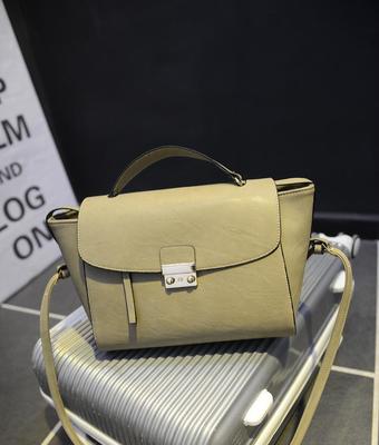 2015秋冬新款欧美蝙蝠包 时尚猪鼻插锁设计引领潮流